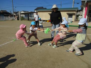 つなひきをしているよ