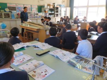 教室内で実験方法の確認をする児童の様子