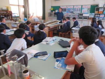 教室内で実験方法の確認をする児童の別の様子