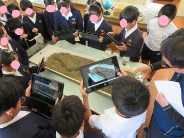 教室内で実験の記録動画を撮影する5年生の様子