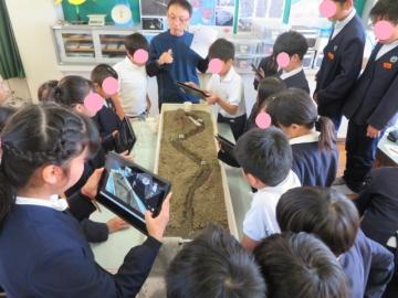 教室内で実験の記録動画を撮影する5年生の別の様子