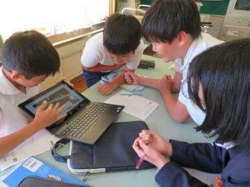 教室内で記録動画を観て話し合う5年生の様子