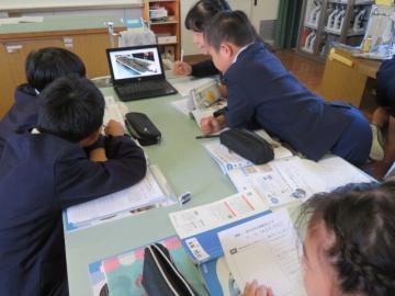 教室内で記録動画を観て話し合う5年生の別の様子