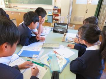 教室内で記録動画を観て話し合う5年生のさらに別の様子