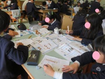 机上でワークシートにまとめる5年生の様子