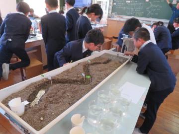 教室内で水の流れた後を観察する5年生の様子