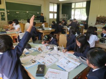 教室内で班で出た意見を発表する5年生の様子