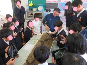 教室内でさらに大量の水を流して実験する5年生の様子