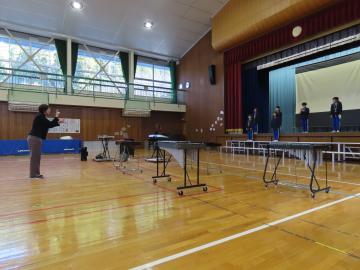 体育館内で演奏をする中学年の児童たちの様子