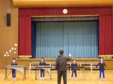 体育館内で演奏をする低学年の児童たちの様子