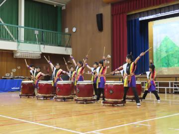 体育館内で和太鼓演奏をする児童たちの様子