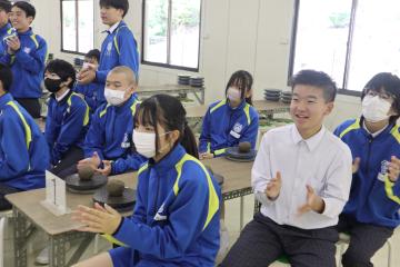 室内で話を聴きながらシミュレーションをする生徒たちの姿