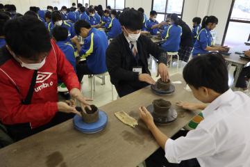 室内で黙々と製作する先生と生徒たちの様子