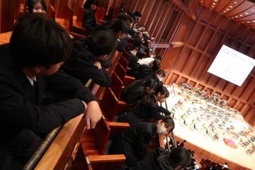 会場内で今か今かと演奏を待つ生徒たちの姿