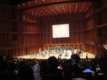 会場内で生徒たちが演奏を待つ様子