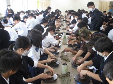 会場で生徒たちが陶芸を体験する様子