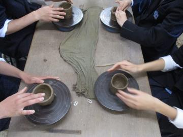 生徒たちが自分の作品を仕上げる様子