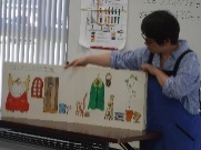 読み聞かせをしてもらうようす