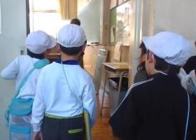 教室で授業参観をする小学生の様子