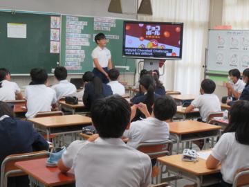 チョコボールチャレンジについて発表する6年生