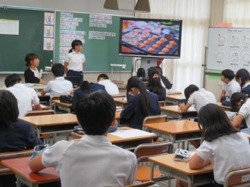 たこやきパーティについて発表する6年生