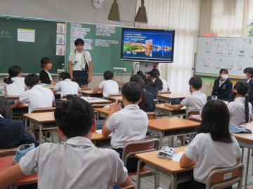 博多での野球観戦について発表する6年生