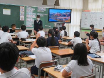 聞き手に呼びかけながらスピーチする6年生