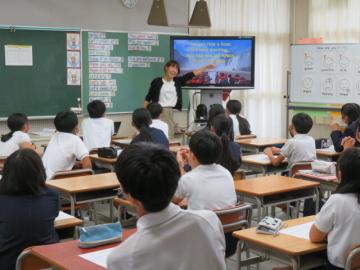 外国紹介のサンプルスライドを紹介する先生