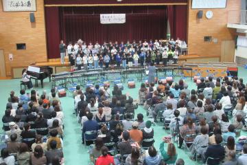 5年生がリコーダーを演奏している様子