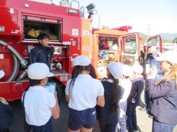 消防自動車の見学をする3年生その1