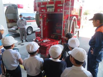 ホース運搬のようすを見学する3年生