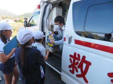 救急車の見学をする3年生