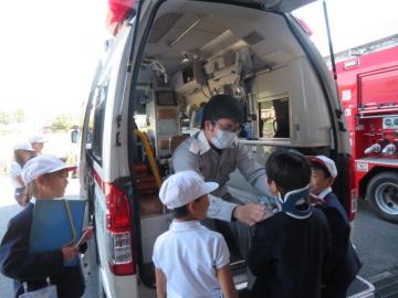 救急車の装備品について質問する3年生