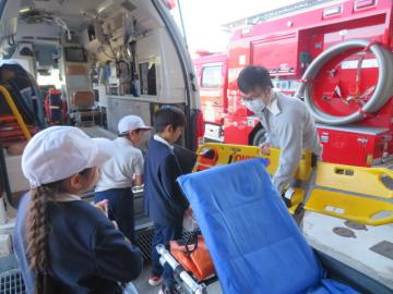 急病人を運ぶ道具を見学する3年生