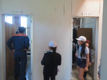 仮眠室の見学をする3年生