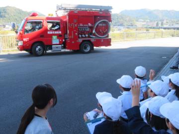 消防車の緊急出動を見送る3年生