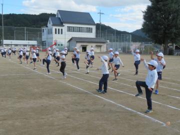校庭で低学年がダンスする様子