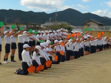 校庭で高学年がダンスする様子