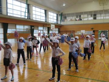 体育館内で中学年がダンスする様子