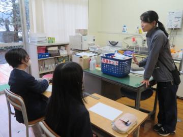 教室内で救護係の打ち合わせをする6年生の様子