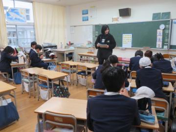 教室内で応援係の打ち合わせをする6年生の様子