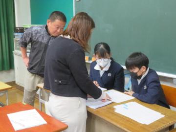 教室内で放送係の打ち合わせをする6年生の様子