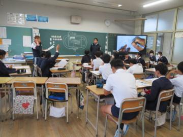 教室内で演技準備係の打ち合わせをする6年生の様子