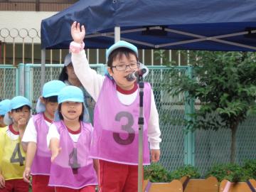 園児が入場行進で名前を言っているところ