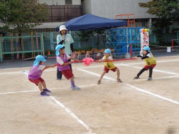 園児が綱引きをしているところ