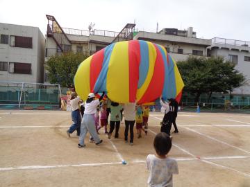 園児がパラバルーンをしているところ