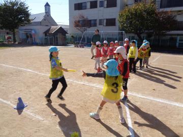 園児がリレーをしているところ