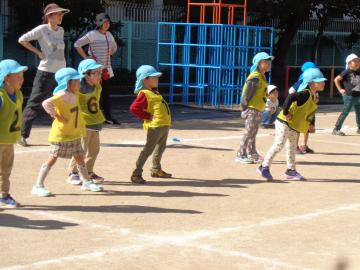 園児が体操をしているところ