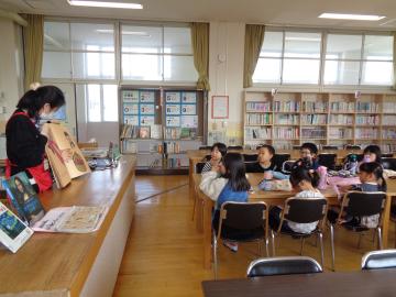 園児が大型絵本を見ているところ