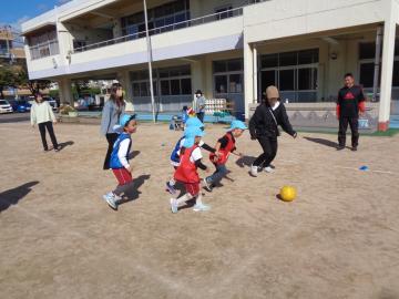 園児がサッカーをしているところ